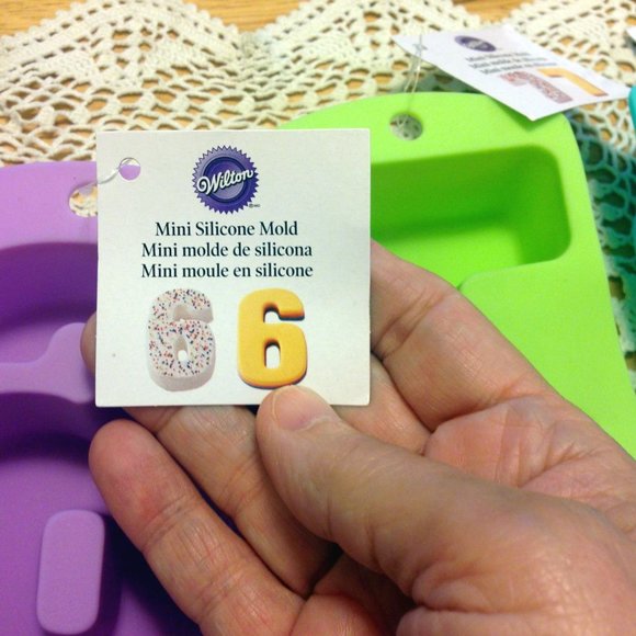 Eight new Wilton Silicone Mold Numbers Bundle - Picture 3 of 12